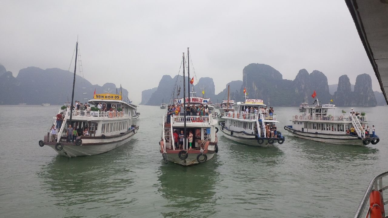 HALONG BAY SUNG SOT CAVE