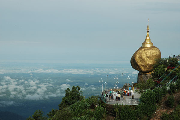 Lễ Phật ở Chùa Golden Rock (Hòn đá vàng) ở Myanmar