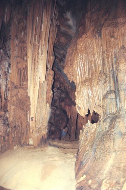 Hang Nhà Trò - Nhà hát giữa biển khơi