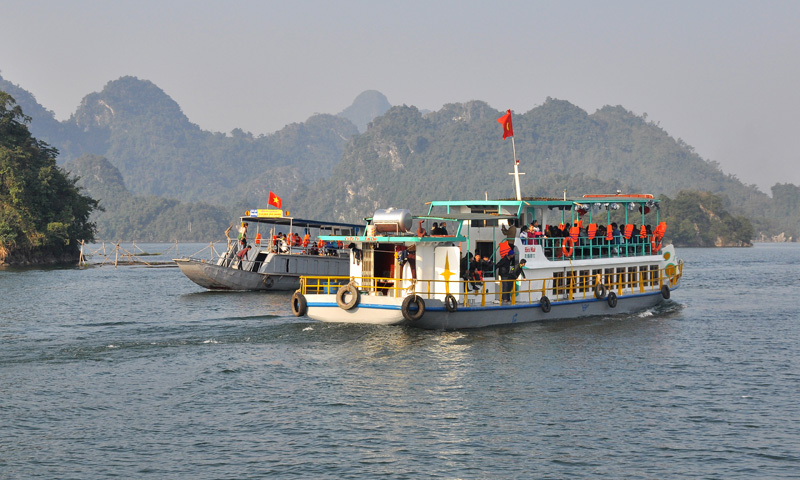 CHÈO THUYỀN KAYAK TẠI LÒNG HỒ HÒA BÌNH