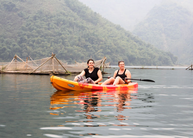 CHÈO THUYỀN KAYAK TẠI LÒNG HỒ HÒA BÌNH