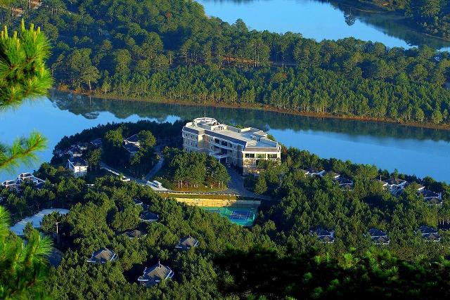 Nice stay places at Tuyen Lam lake